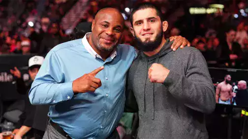 Daniel Cormier duda del paso de Islam Makhachev al peso medio de la UFC
